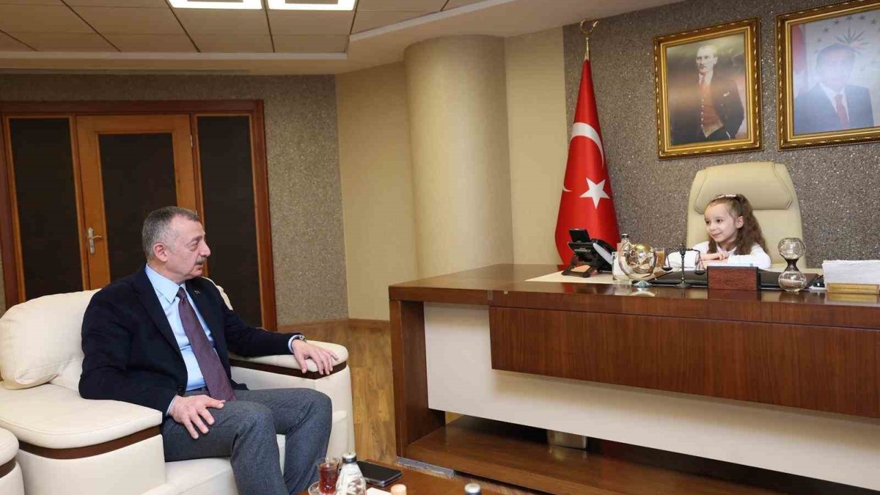 Koltuğu devralan minik başkan ilk talimatlarını verdi