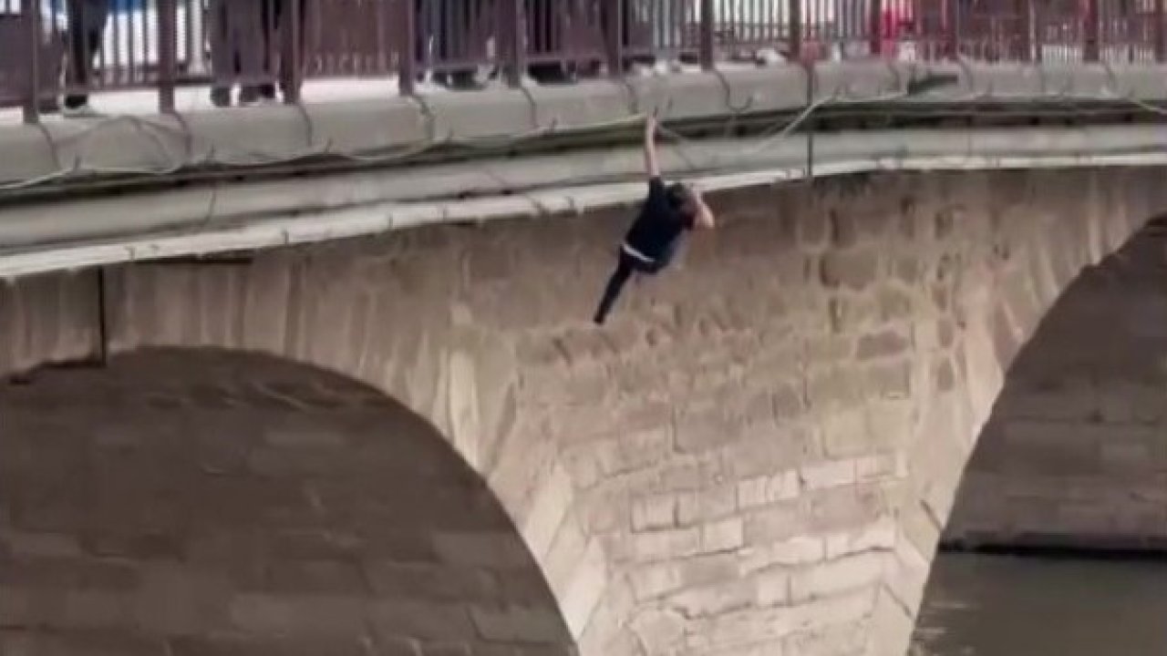 Köprüden nehre atlayan şahsı ekipler kurtardı: O anlar kamerada