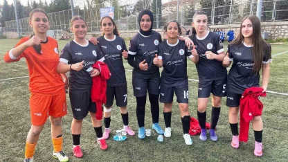 Körfez’in kız futbol takımlarından çifte galibiyet