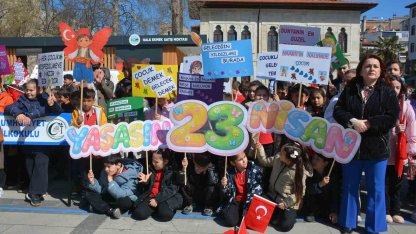 "Maarifin Kalbinde Çocuk"  kortej yürüyüşü