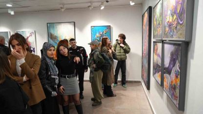 Makineleşen insan eleştirisi tuvale yansıdı: "Transhüman-izm" Samsun’da açıldı