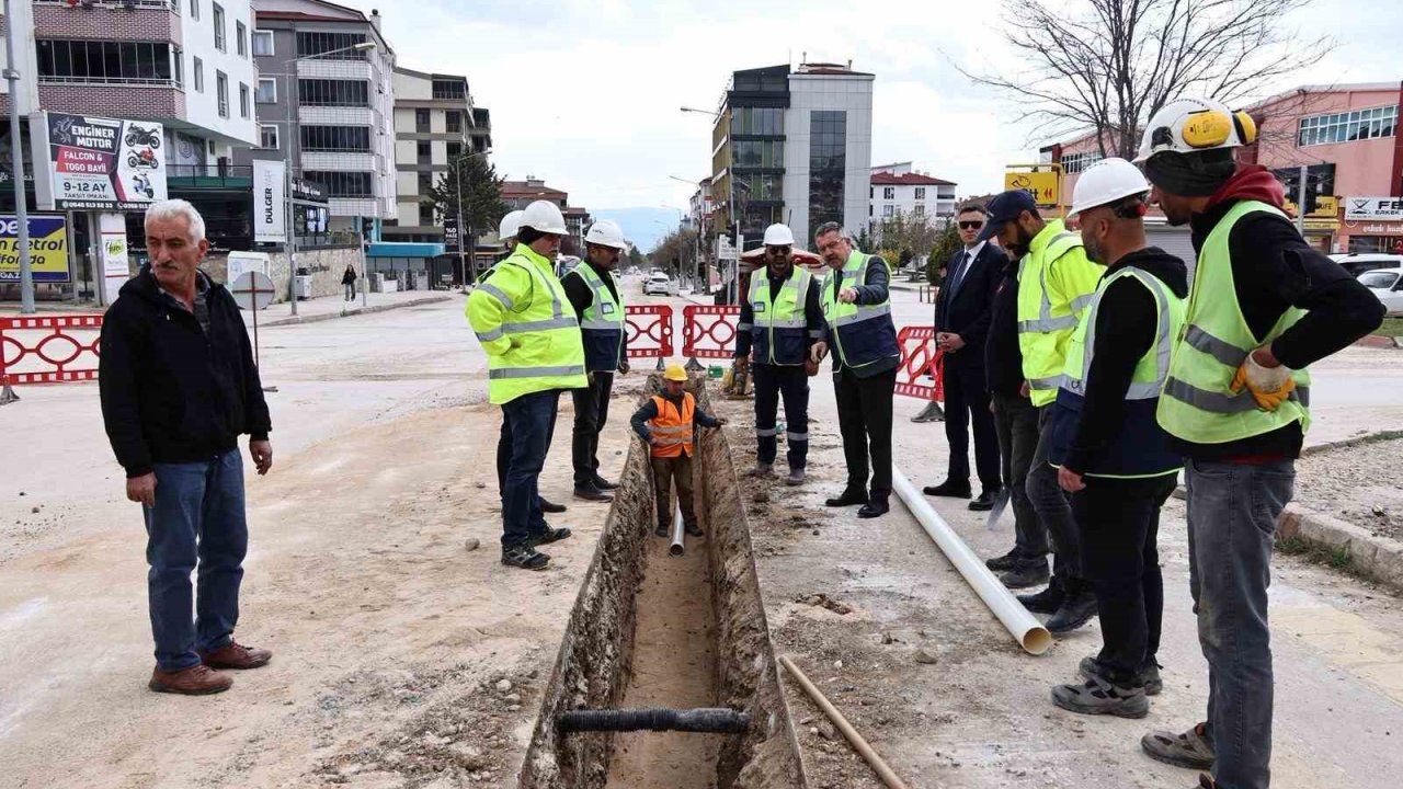 Merzifon’un içme suyu projesinde boru döşeme çalışması sürüyor