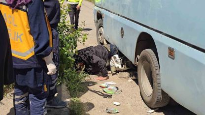 Minibüsün altında can pazarı: Motosikletliyi ekipler zamanla yarışarak kurtardı