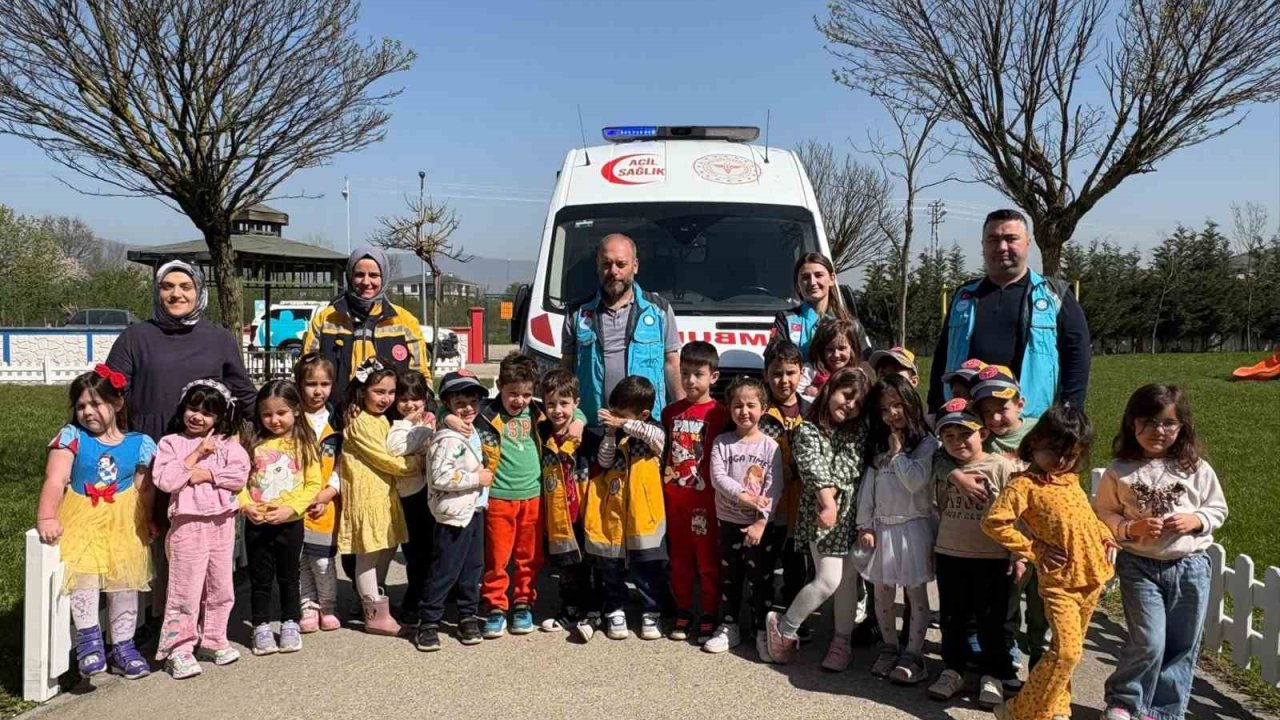 Minik öğrencilere diş eğitimi ve 112 tanıtımı yapıldı
