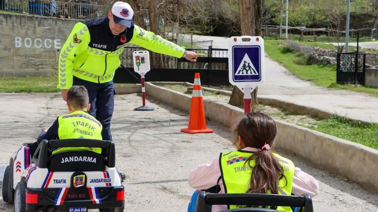 Minikler trafik güvenliğini jandarmadan öğrendi