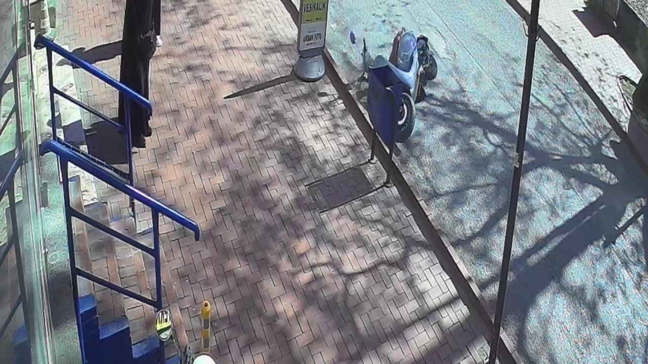 Motosikletli yayadan kaçarken kaza yaptı