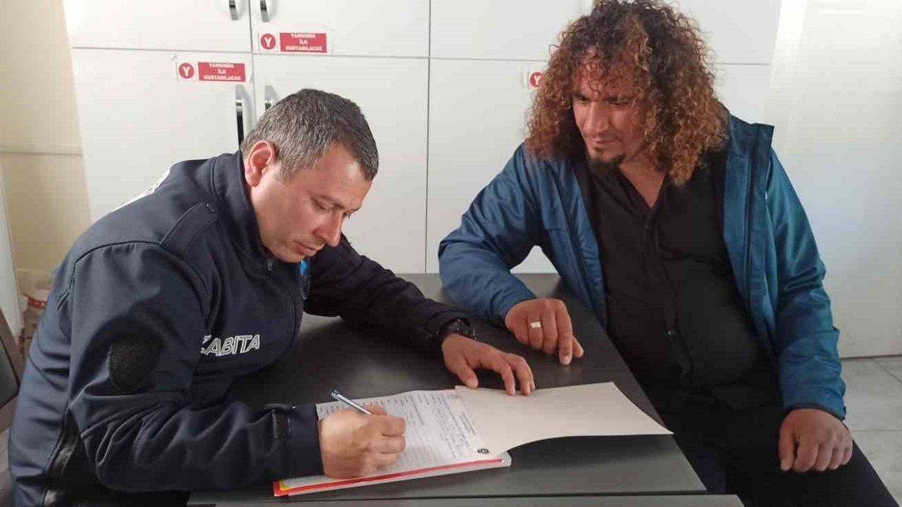 Müzisyen ATM’de unutulan 13 bin 100 lirayı zabıtaya teslim etti