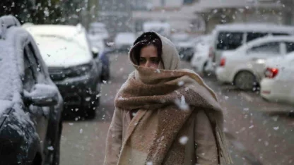 Nisan ayında lapa lapa kar yağışı: Kent merkezini beyaza bürüdü