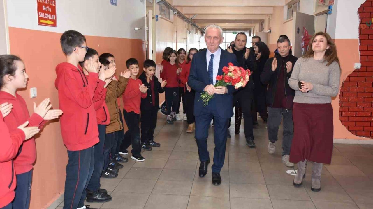 Ömrünün 46 yılını öğrencilerine adadı: Emekli olan öğretmene duygusal veda