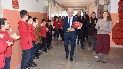 Ömrünün 46 yılını öğrencilerine adadı: Emekli olan öğretmene duygusal veda