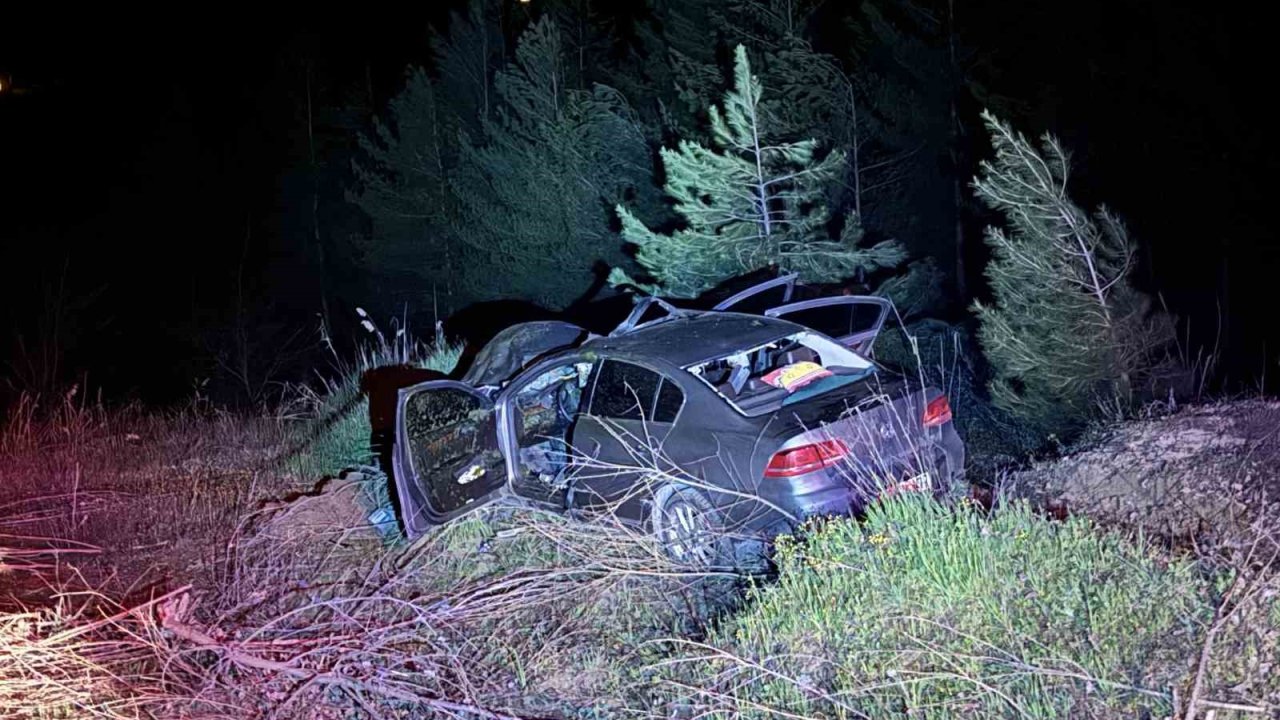 Otomobil kara yoluna çıkan ata çarptı: 3 yaralı