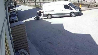 Panelvan araca çarpan motosiklet sürücüsü yaralandı