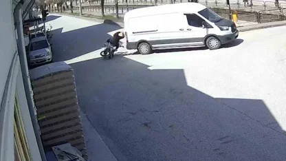 Panelvan araca çarpan motosiklet sürücüsü yaralandı