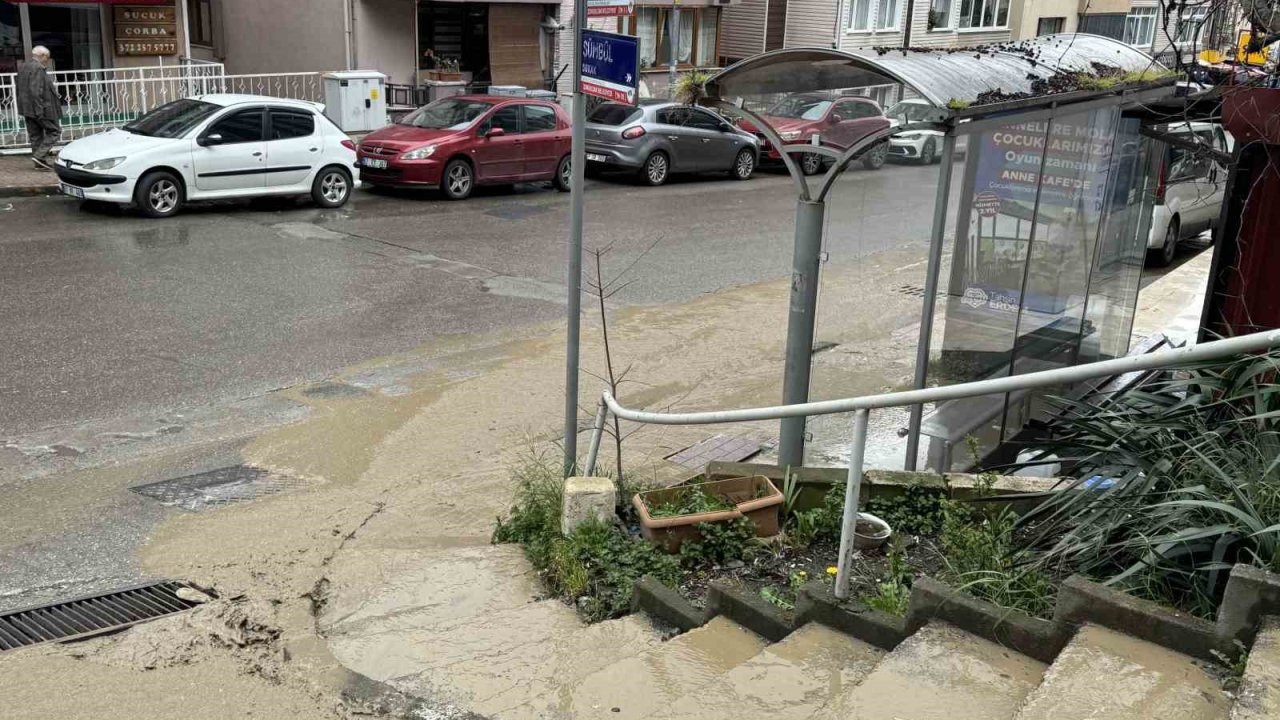 Patlayan su borusu nedeniyle her çamur içinde kaldı