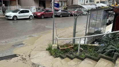 Patlayan su borusu nedeniyle her çamur içinde kaldı