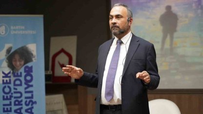 Rektör Akkaya lise öğrencilerine etkili dinleme yöntemlerini anlattı