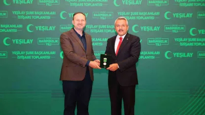 Rize Valisi Baydaş’a Yeşilay’dan ’Bağımsızlık Neferleri Üstün Hizmet Madalyası’