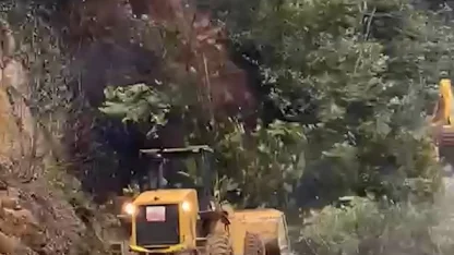 Rize’de heyelanı temizleyen iş makinesi 2. heyelandan son anda kurtuldu