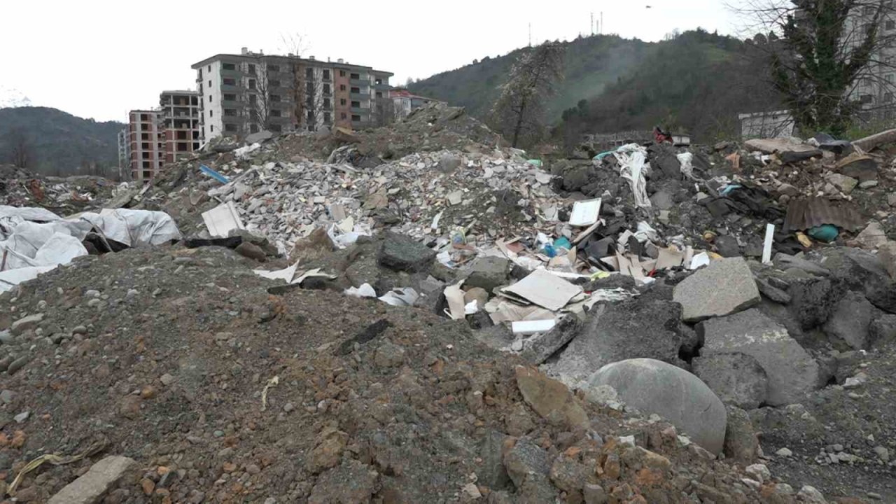 Rize’de vahşi çöp depolama sahası vatandaşları canından bezdirdi