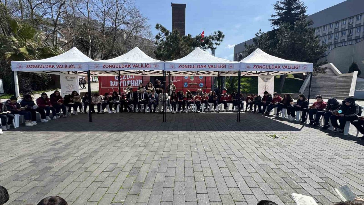 Sahil bandında kitap okudular