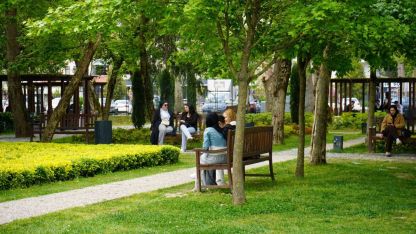 Sakarya’da güneşli havayı fırsat bilen vatandaşlar park ve caddelere akın etti