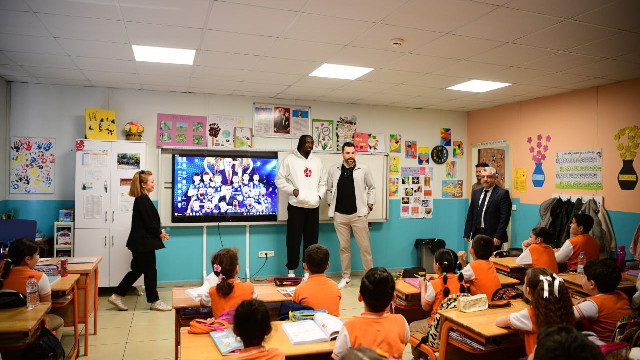 Şampiyon dev adamlar öğrencilerle bir araya geldi