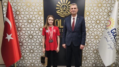 Şampiyon milli yüzücü Alara sevincini Başkan Sezer ile paylaştı