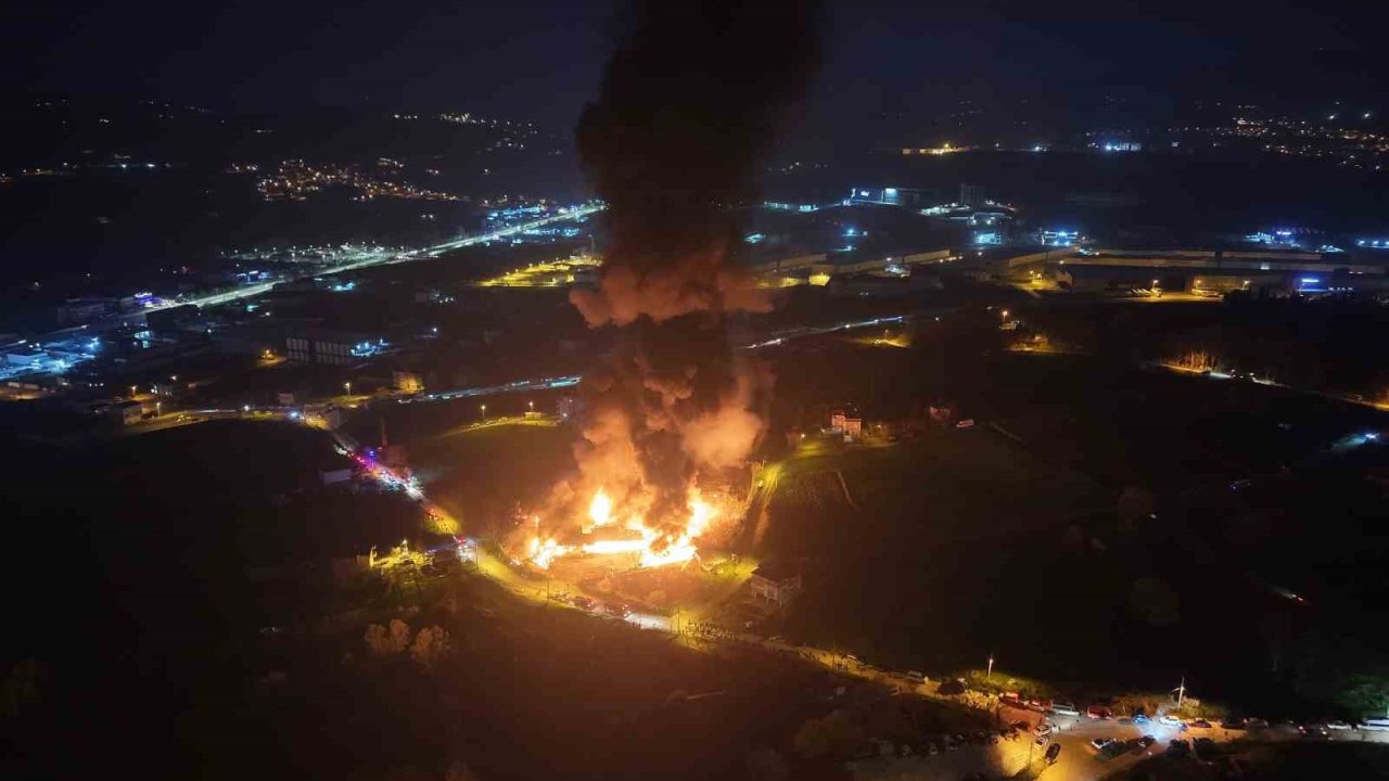Samsun’da muz deposu yangını havadan görüntülendi