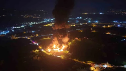 Samsun’da muz deposu yangını havadan görüntülendi