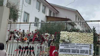 Samsunspor Taraftar Grupları, Ayser Çalık Ortaokulu’na çelenk bıraktı