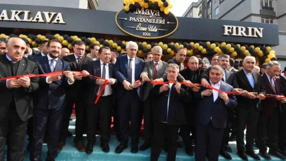 Sanatçi İsmail Türüt Erzurum’da pastahane açılışına katıldı