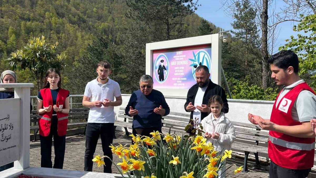 Şehit Jandarma Uzman Arif Demirel, kabri başında anıldı