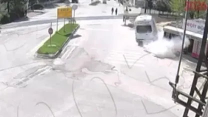 Servis minibüsü kaldırıma çarparak durağı yere serdi: İki genç kızın saniyelerle kurtulduğu kaza anı kamerada