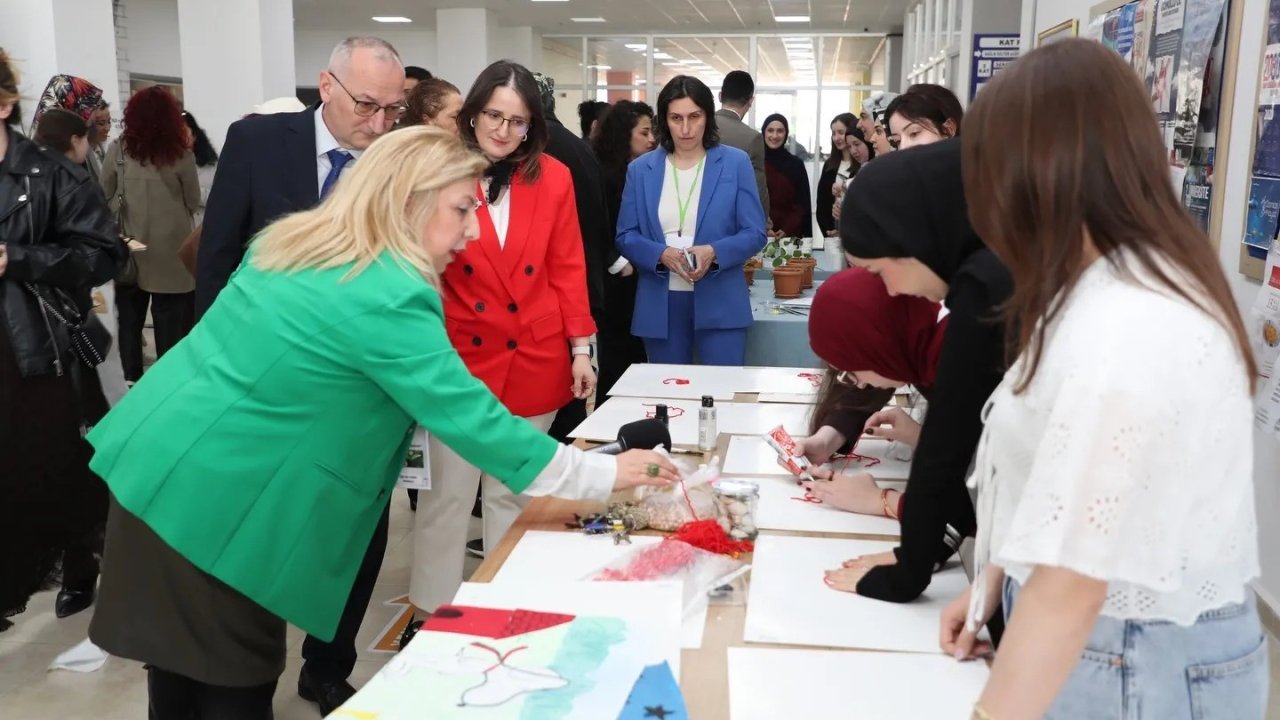 Sinop’ta bitkilerin dünyası tuvale taşındı