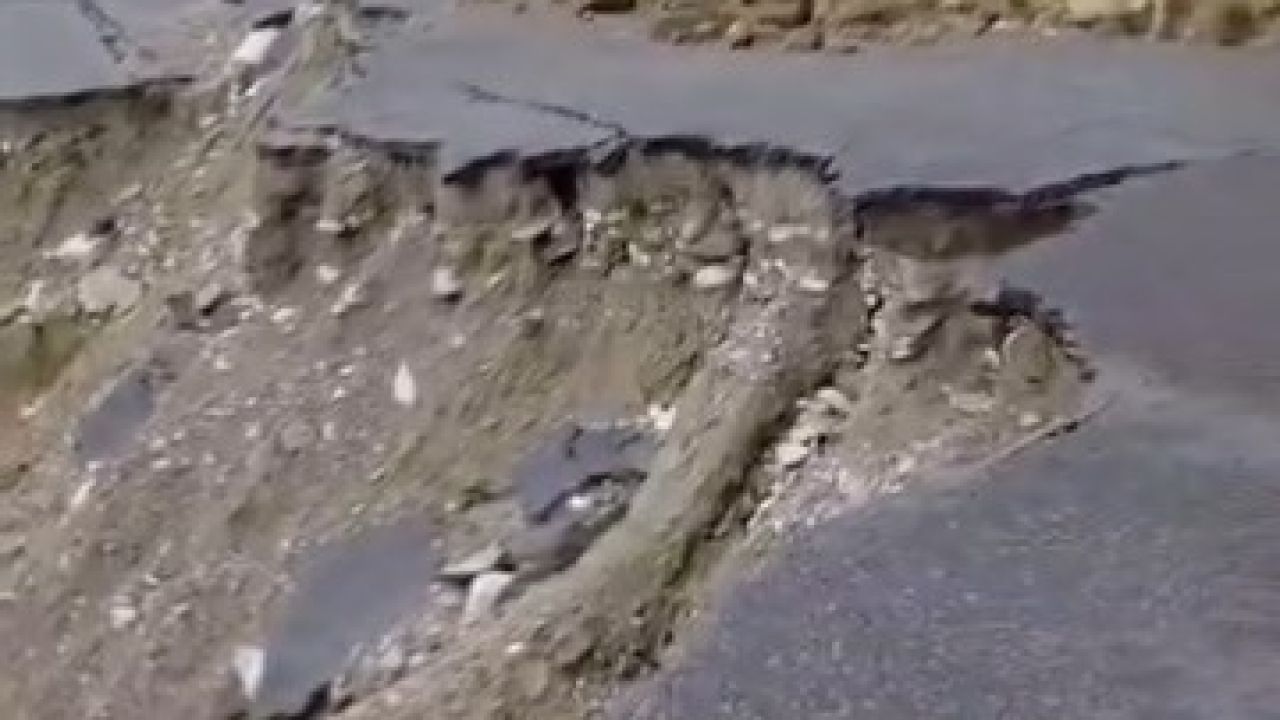 Sinop’ta heyelan: Grup yolu ulaşıma kapandı