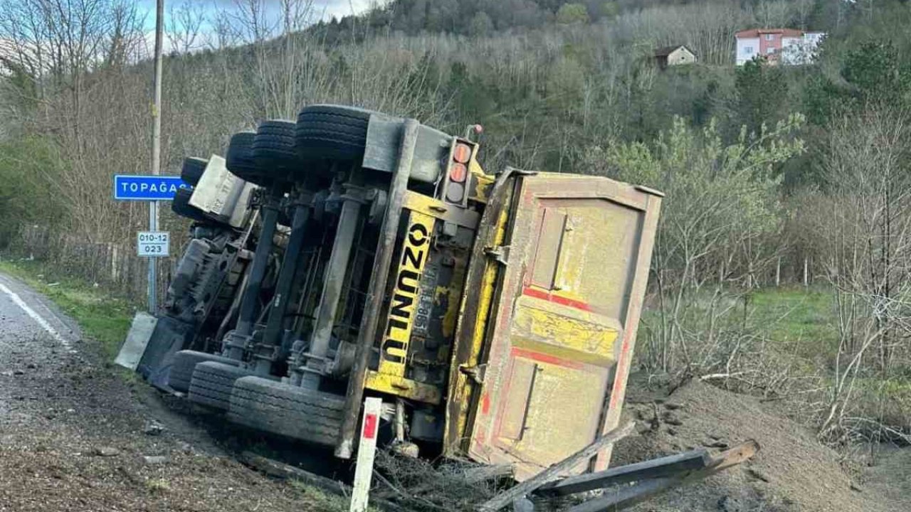 Sinop’ta kamyon devrildi: Sürücü yaralandı