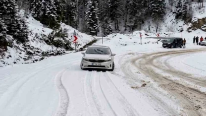 Sinop’ta kar yağışı etkili oldu, sürücüler zor anlar yaşadı