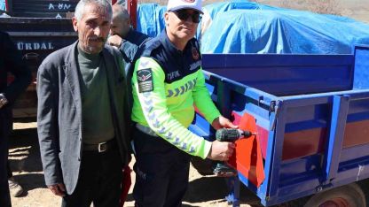 Tarla bahçe sezonu başlarken jandarmadan traktör kazalarına reflektörlü önlem