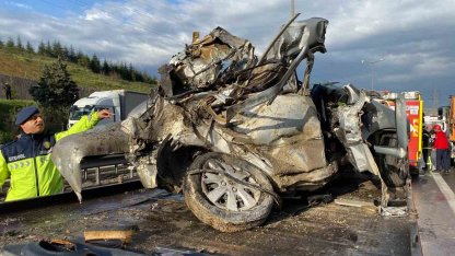 TEM’de otomobil devrilen tır dorsesinin altında kaldı: Karı-koca hayatını kaybetti