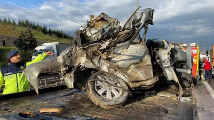 TEM’de otomobil devrilen tır dorsesinin altında kaldı: Karı-koca hayatını kaybetti