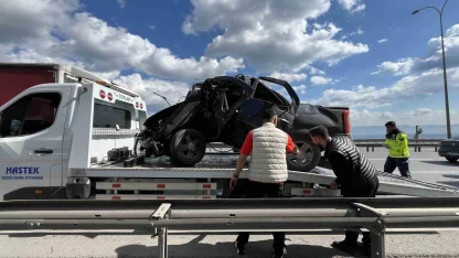 TEM’de otomobil yön levhasına saplandı: 1 kişi yaralandı