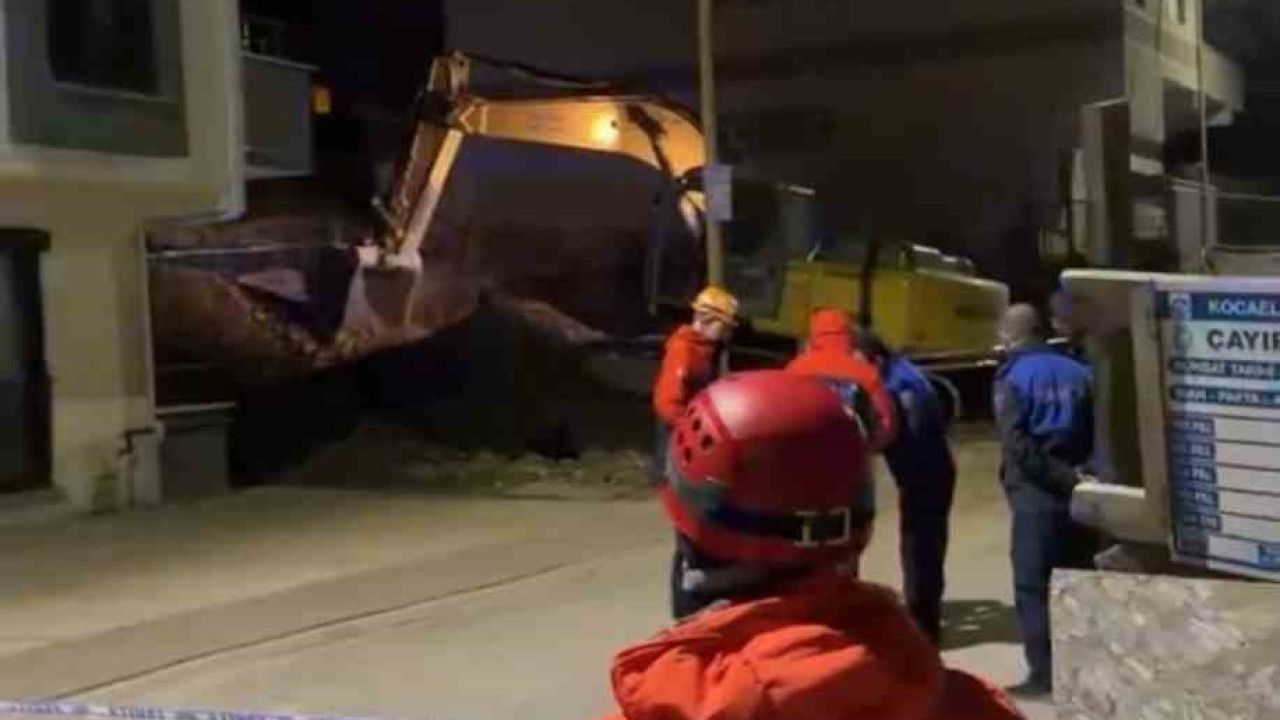 Temel kazısında toprak kaydı, çatırdama sesleri gelen 5 katlı bina boşaltıldı