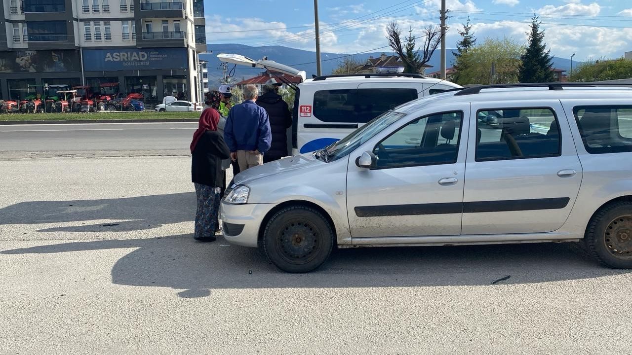 Ters yönden gelen hafif ticari araç motosikletle çarpıştı: 1 yaralı