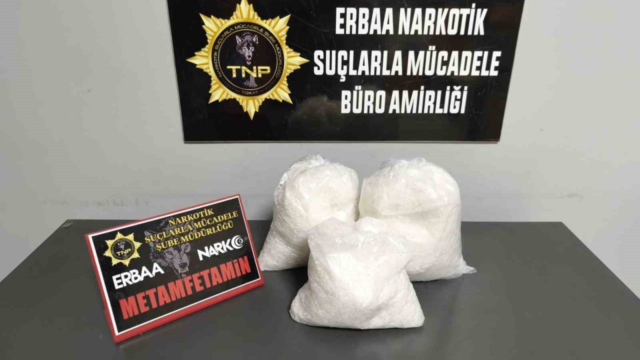 Tır dorsesindeki hasarlı araçta 2.7 kilo uyuşturucu ele geçirildi