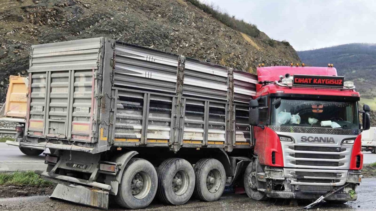 Tır makasladı: Sürücü yaralandı