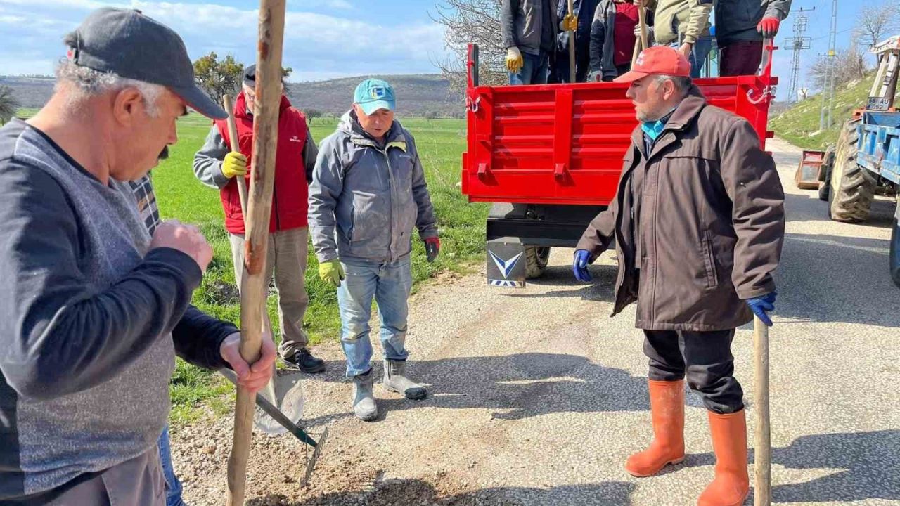 Tokat’ta köy halkı el ele vererek 5 kilometrelik yolu yeniledi
