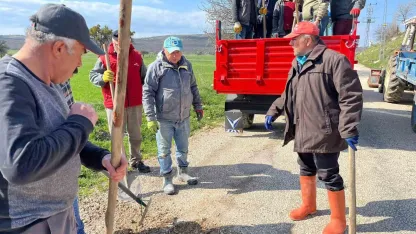 Tokat’ta köy halkı el ele vererek 5 kilometrelik yolu yeniledi