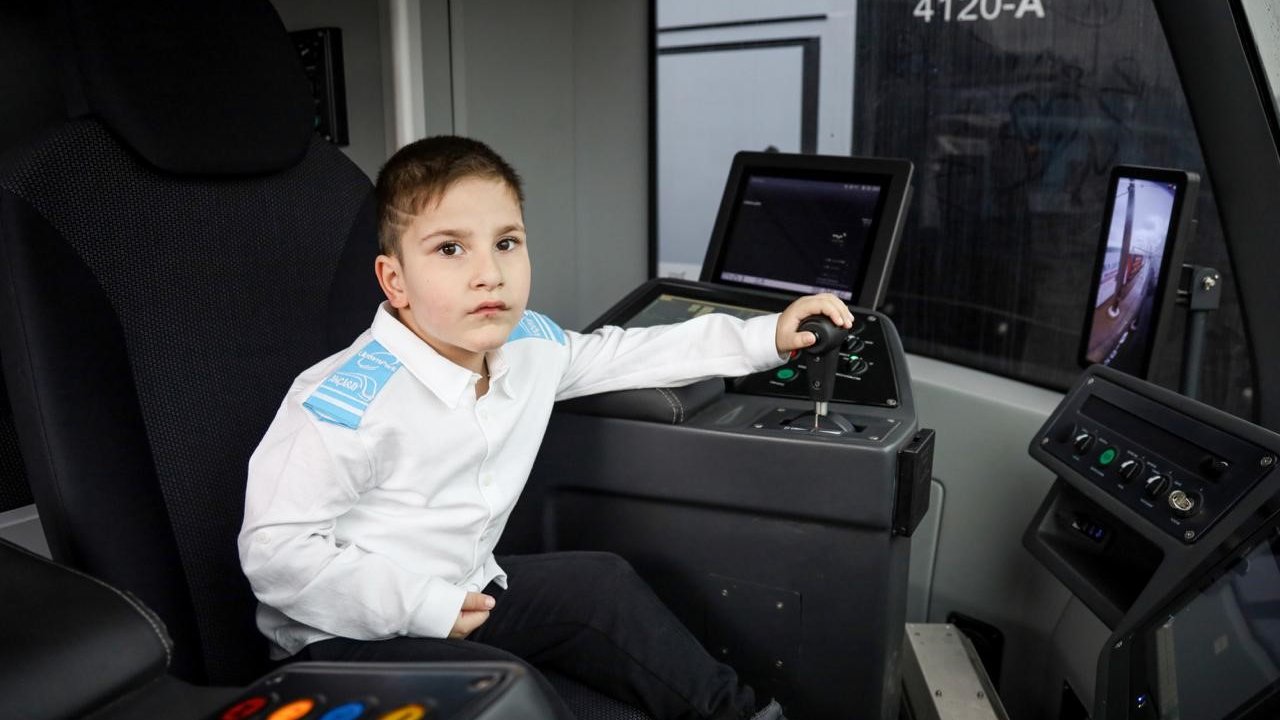 Tramvay tutkunu 6 yaşındaki Muhammet Enes’in hayali gerçeğe dönüştü