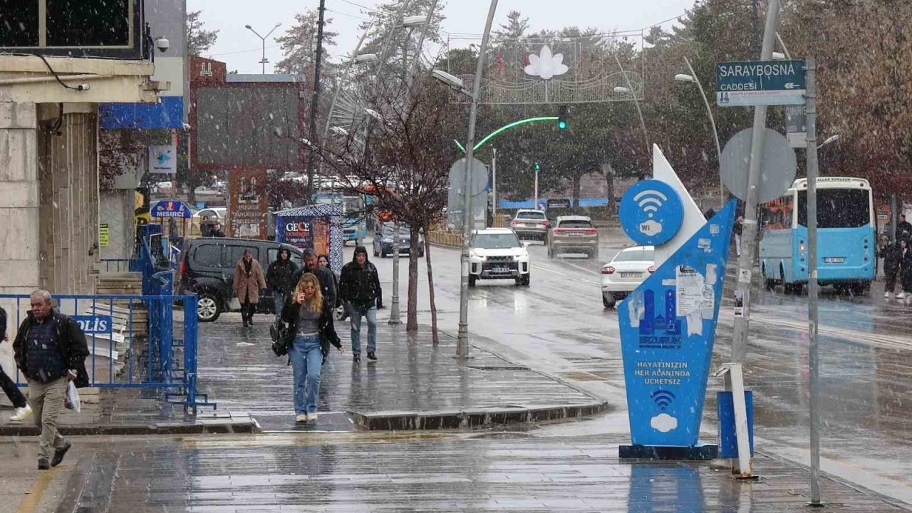 Türkiye baharı yaşarken, Erzurum güne lapa lapa karla uyandı