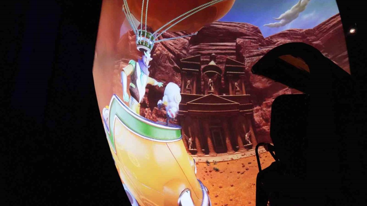 Türkiye’de ilk: Uçan sinema vatandaşların ayağını yerden kesti